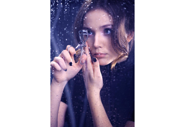 How to use an eye lash curler?